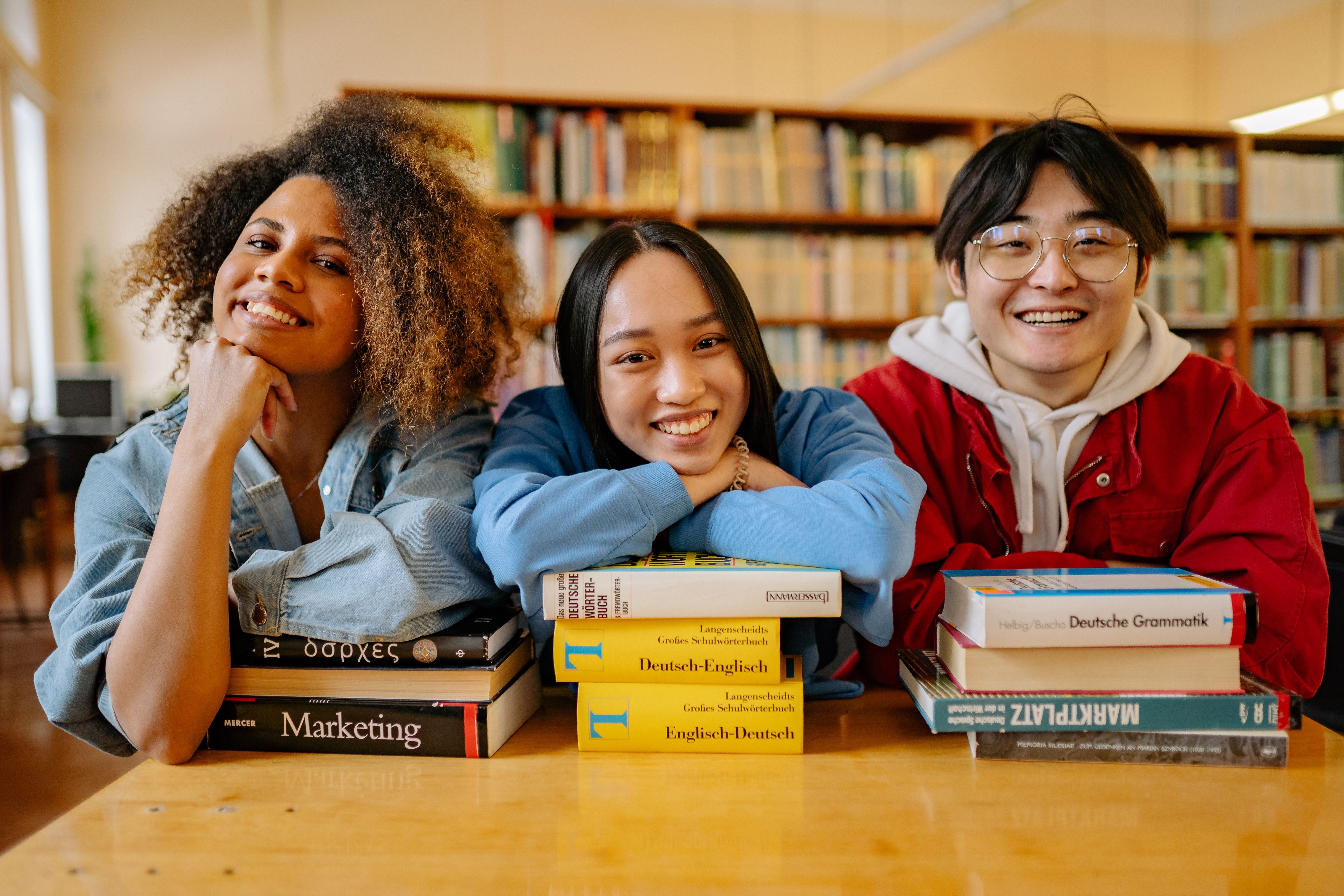 Estudiantes con material de estudio de idiomas
