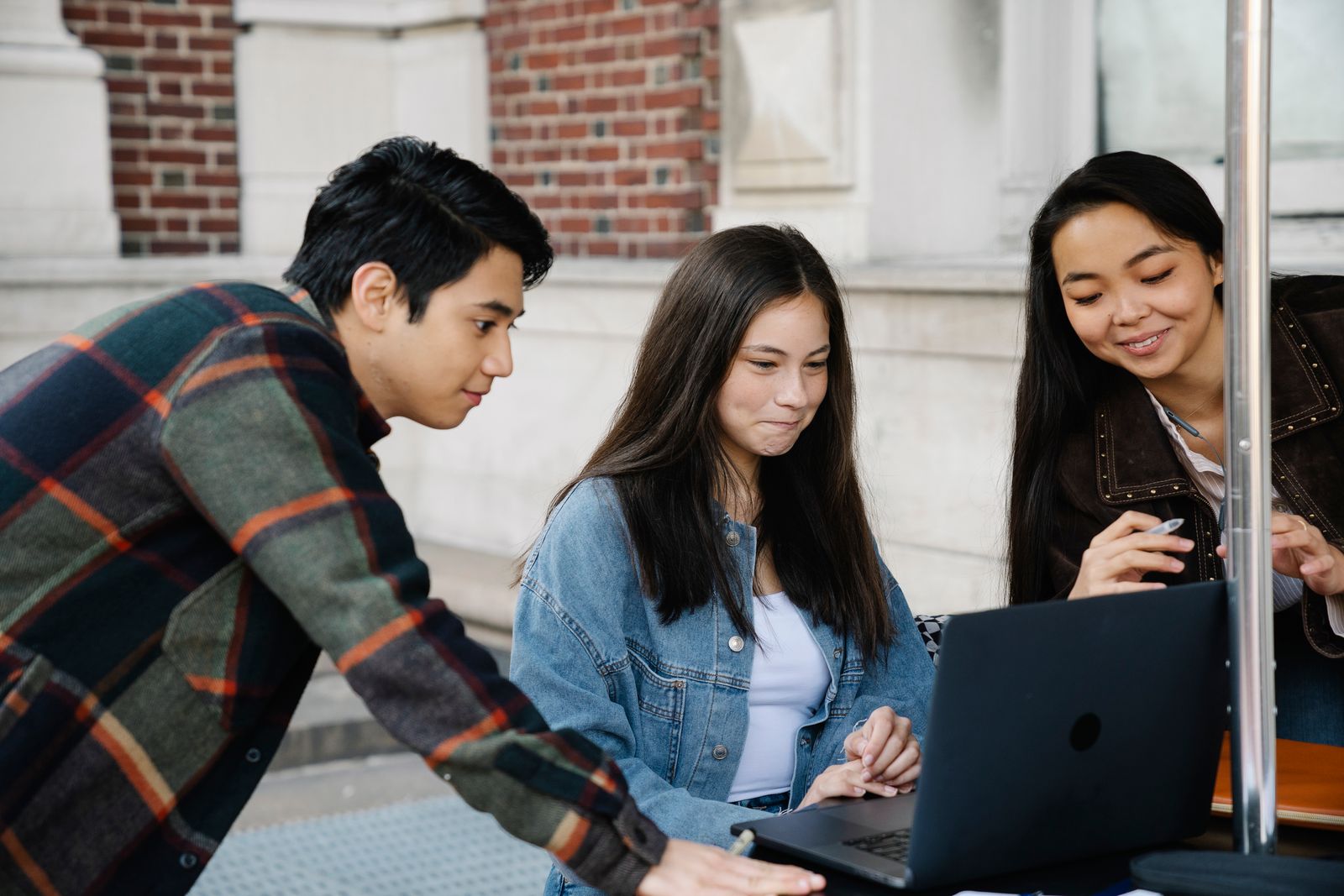 Estudiante aprendiendo inglés de forma relajada, sin presión